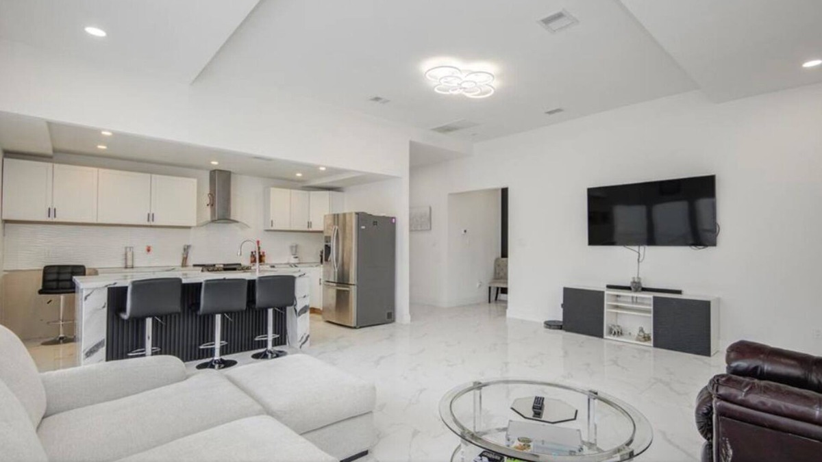 Cleveland House | Modern 3BR Home, Yard, Pet Friendly, BBQ Grill & Free Parking