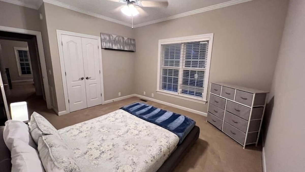 Olivia House | Modern 3br Lake front home