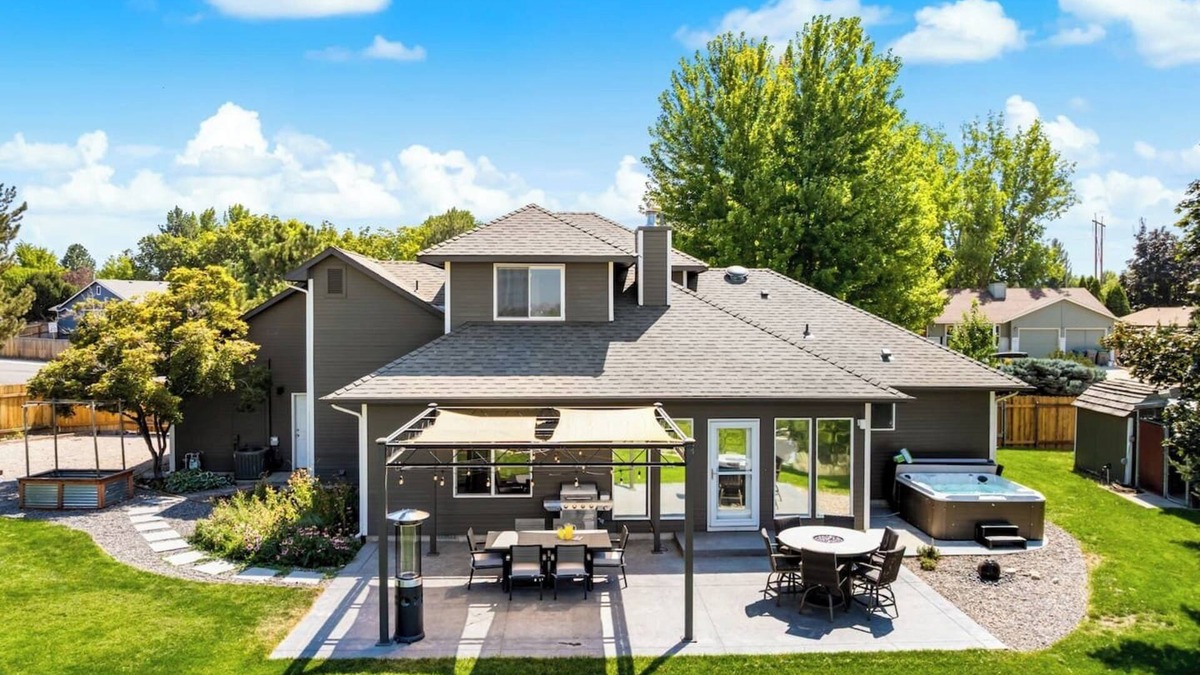 Southeast Boise House | Modern 3BR + loft retreat with hot tub, fire pit, and stunning city/mountain views