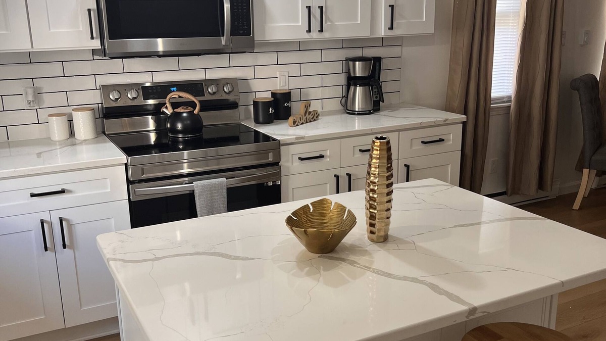 Springfield House | Modern 3BR PET FRIENDLY near Six Flags, Big E and major Hospitals