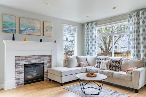 Edmonds Apartment | Modern 3BR Retreat in Edmonds - Pets Welcome!