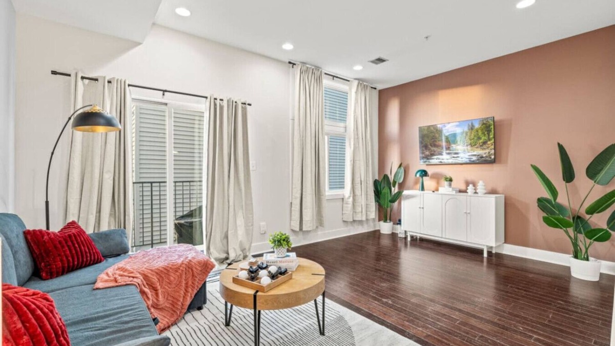 Fairmount Apartment | Modern 3BR Retreat Roofdeck Views + Subway