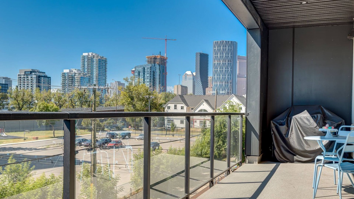 East Village Apartment | Modern 3BR unit in the heart of Calgaryn