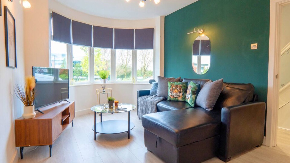 Bloxwich House | Modern 3BR w/WIFI, TV, Workspace and Parking, in Solihull near Resorts World