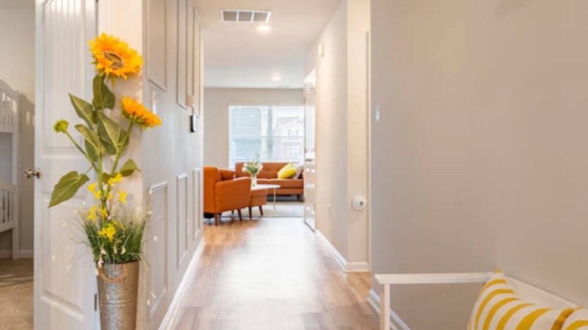 Dover House | Modern 4 bdr with King size bed Patio and Late Checkout!