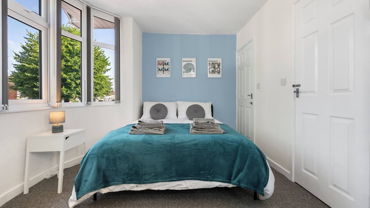 Acresford Apartment | Modern 4 bed 3 bath apartment, free parking