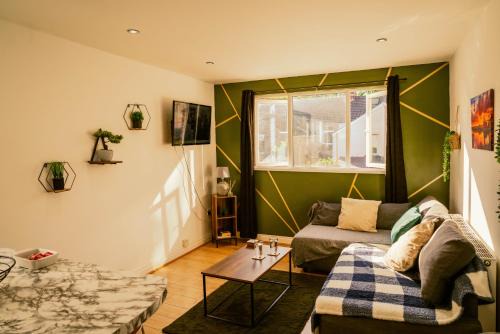 Adamsdown Apartment | Modern 4 Bed Apartment - Cardiff City Centre - Free Parking