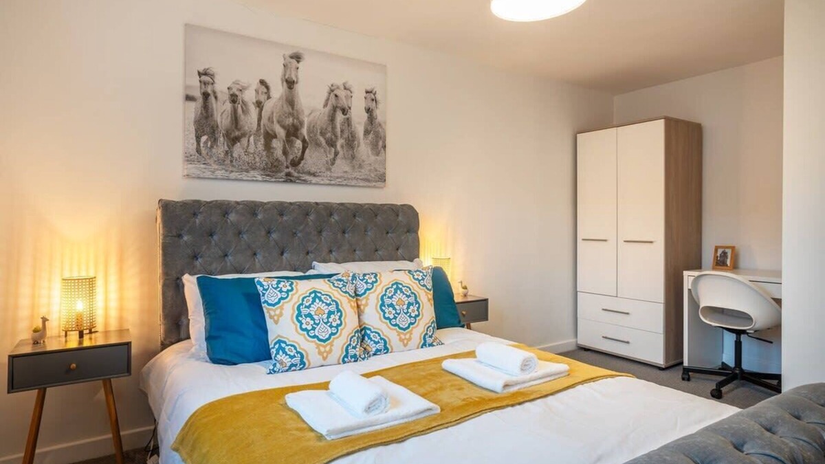 Livingston House | Modern 4 Bed House-Free Parking