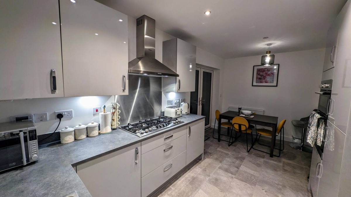 Llanwern House | Modern 4 bed house in Newport, home away from home
