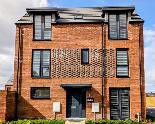 Llanwern House | Modern 4 bed house in Newport home away from home