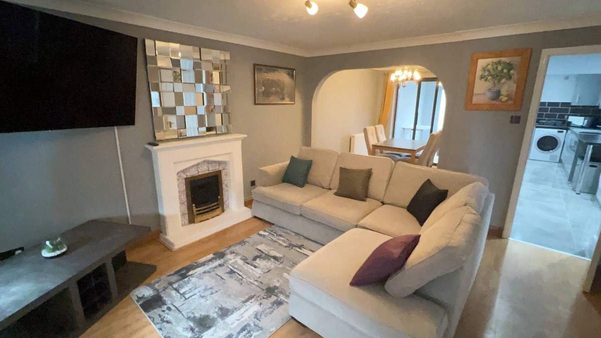 Stevenage House | Modern 4 bed house Stevenage 22mins from London King’s Cross.