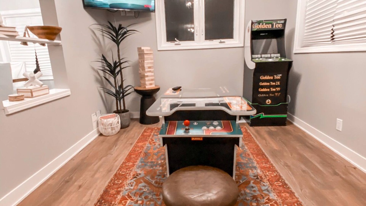 Browns Lake House | Modern 4 bed Lake House Steps from Browns Lake w. Arcade Room + Private Beach