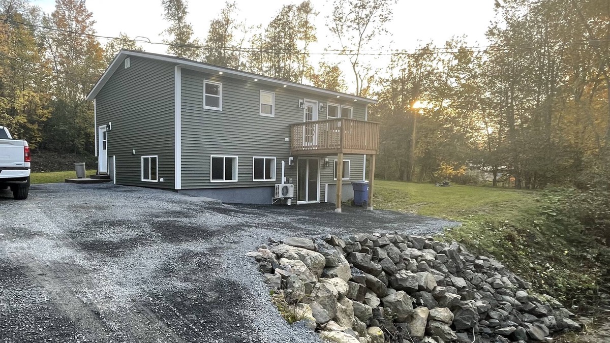 Grafton House | Modern 4 bedroom, 2 living room overlooking creek