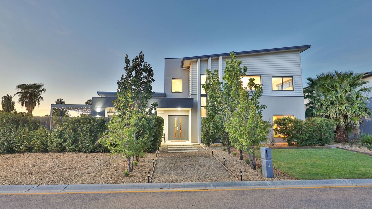 Mildura House | Modern 4 bedroom house with marina mooring, 2km from CBD