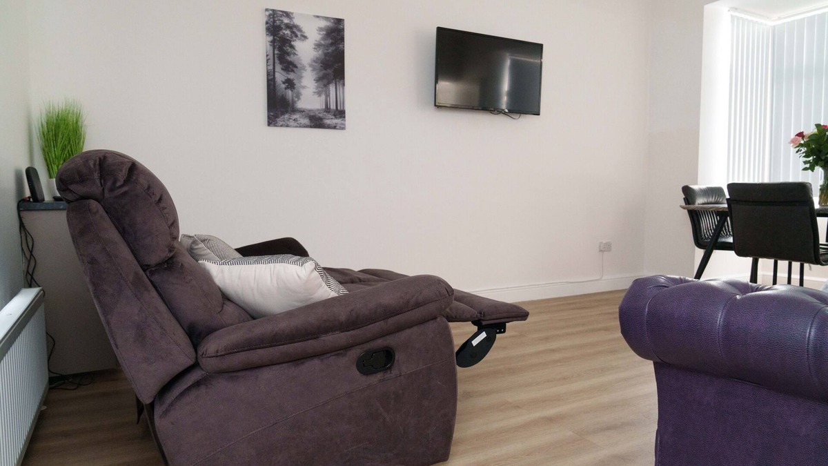 Harehills House | Modern 4 Bedroom house sleeps 10 people in Leeds