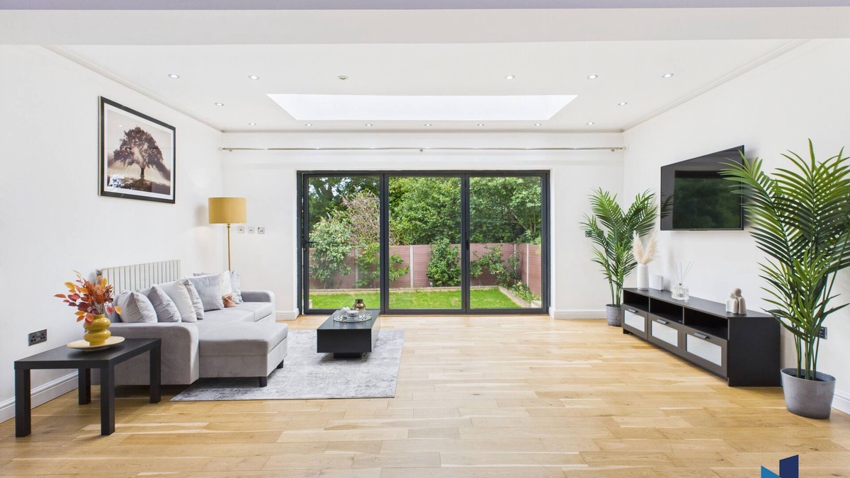 Coulsdon West House | Modern 4 Bedroom Spacious House with Garden and Free Parking