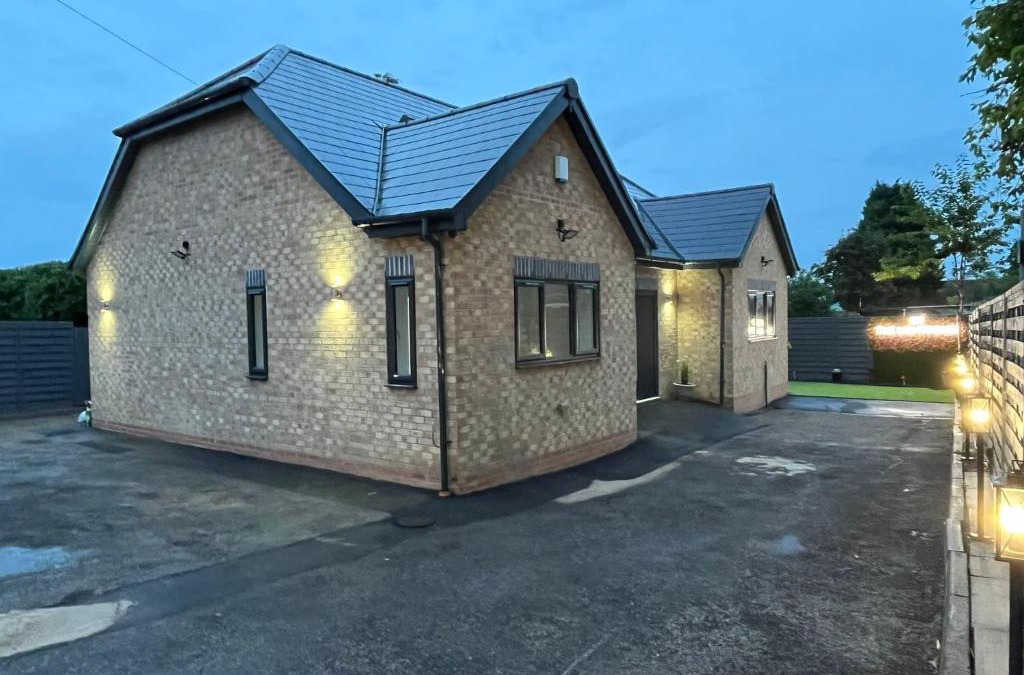 Cradley Villa | Modern 4 Bedroom Stylish Villa with out-door Hot Tub