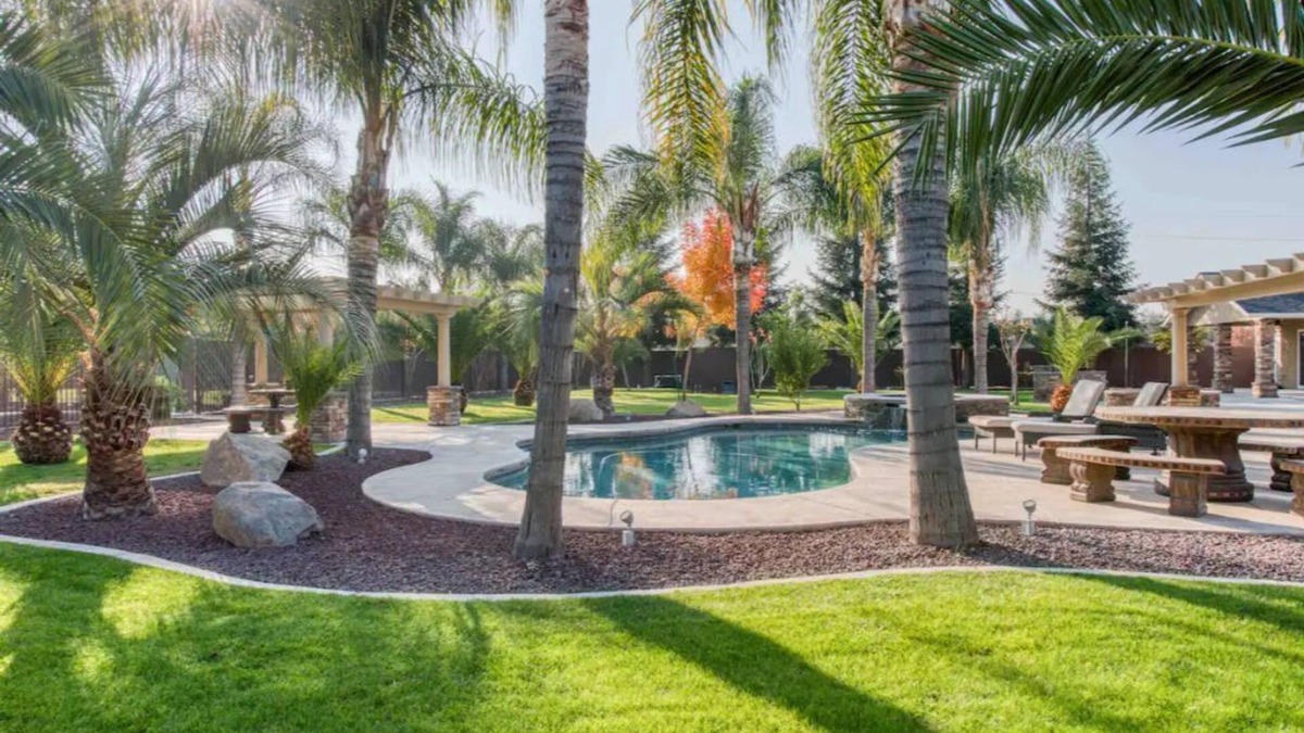 Reedley House | Modern 4-bedroom Villa w/Pool/Spa & Private Park
