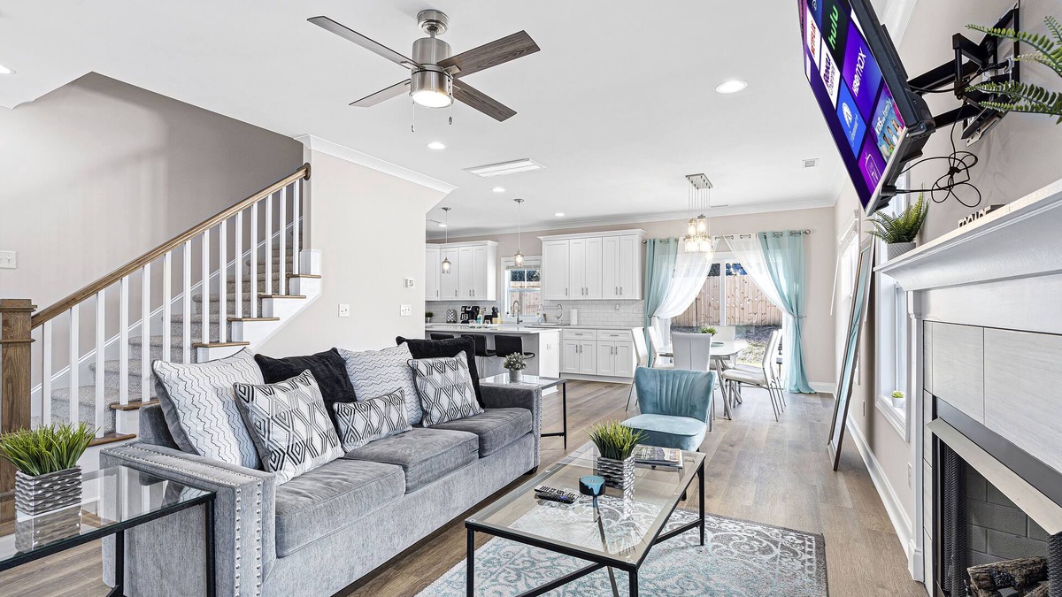 Sharonbrook House | Modern 4 BR/2.5 Bath w/wine & 5 mins to Light Rail