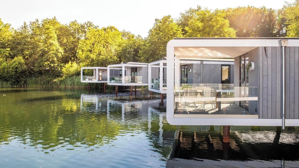Maasbree House | Modern 4-person lodge extending 12 metres over the water, with walk-in shower, designer kitchen and stunning lakeview terrace.