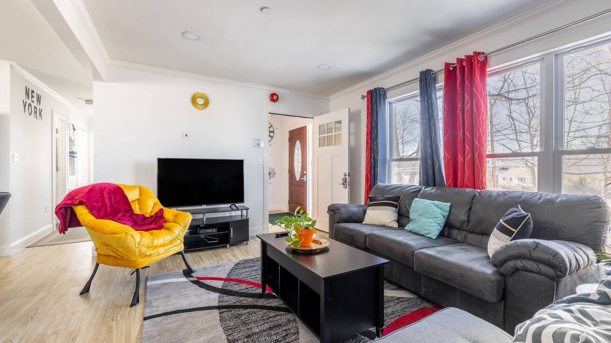 Northwest Yonkers House | Modern 4BD/3BA w/Parking & deck & 29 min>NYC