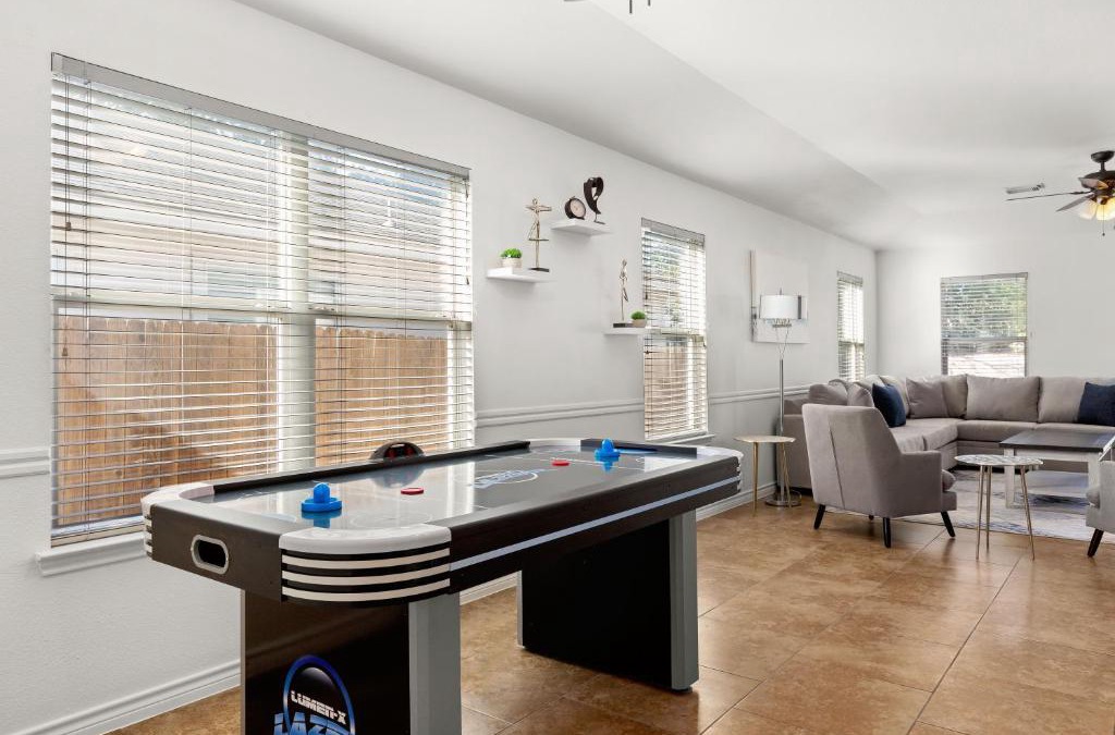 Wetmore House | Modern 4bd sleeps 8, min from 6 Flags Fiesta Texas