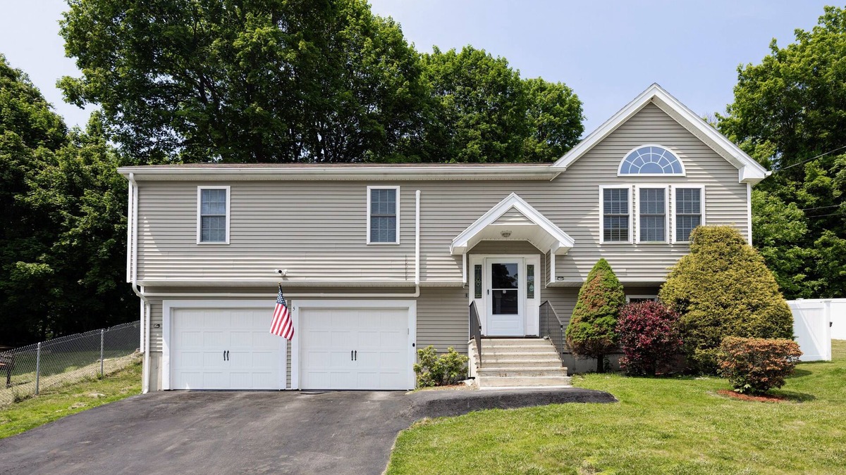 Webster Square House | Modern 4BR Escape in Worcester AC Huge Yard Fast WiFi