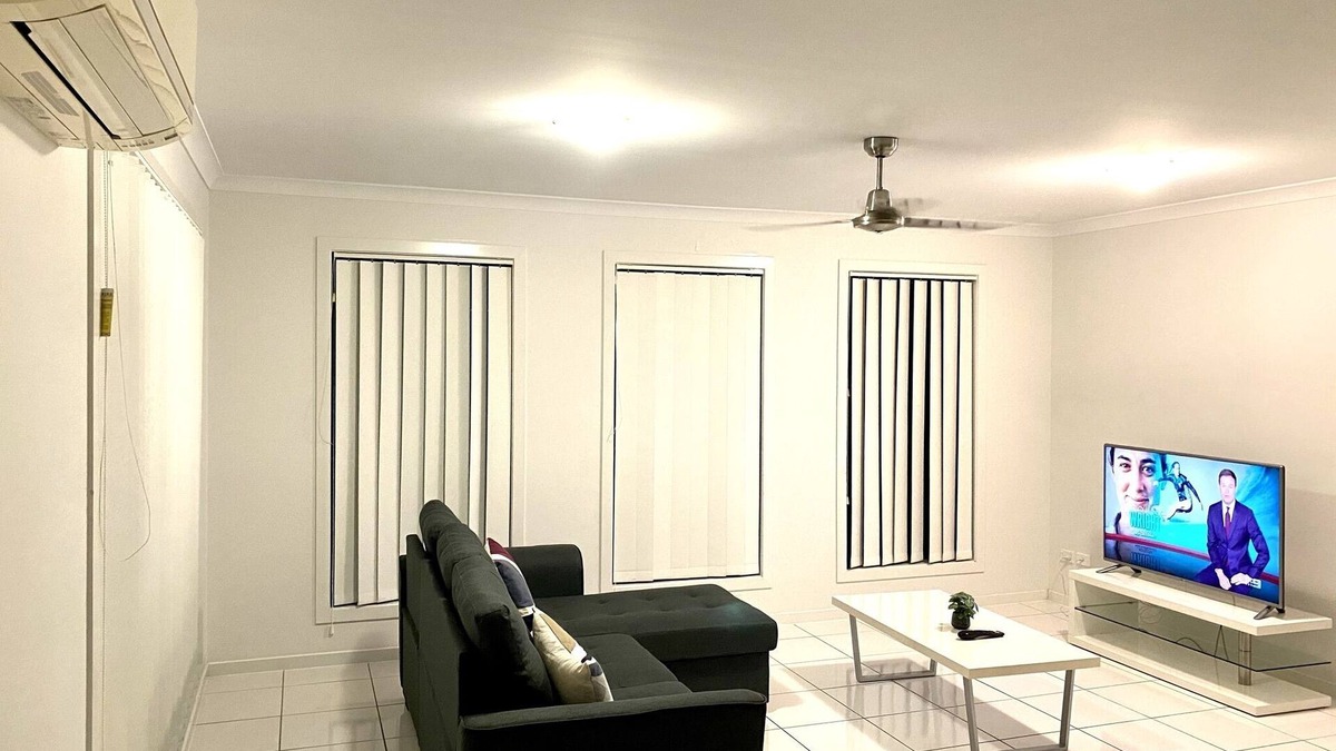 Clinton House | Modern 4BR house near Airport