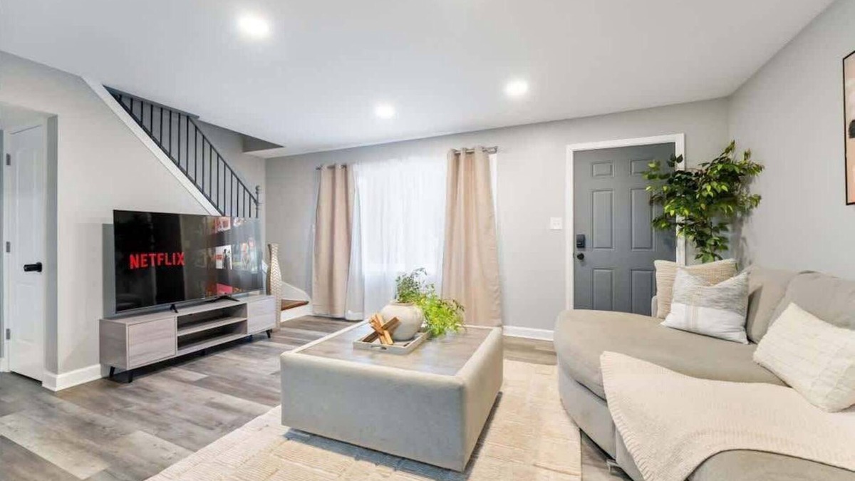 Burbank House | Modern 4BR Retreat Near MDW | LCP Collection