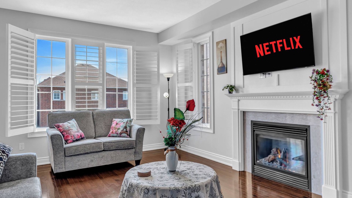 Durham Region House | Modern 4BR Retreat w/Hot Tub & Style | Central Oshawa Getaway