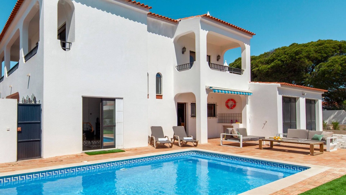 Santa Eulalia Villa | Modern 4BR w/Heatable Pool & BBQ in Albufeira