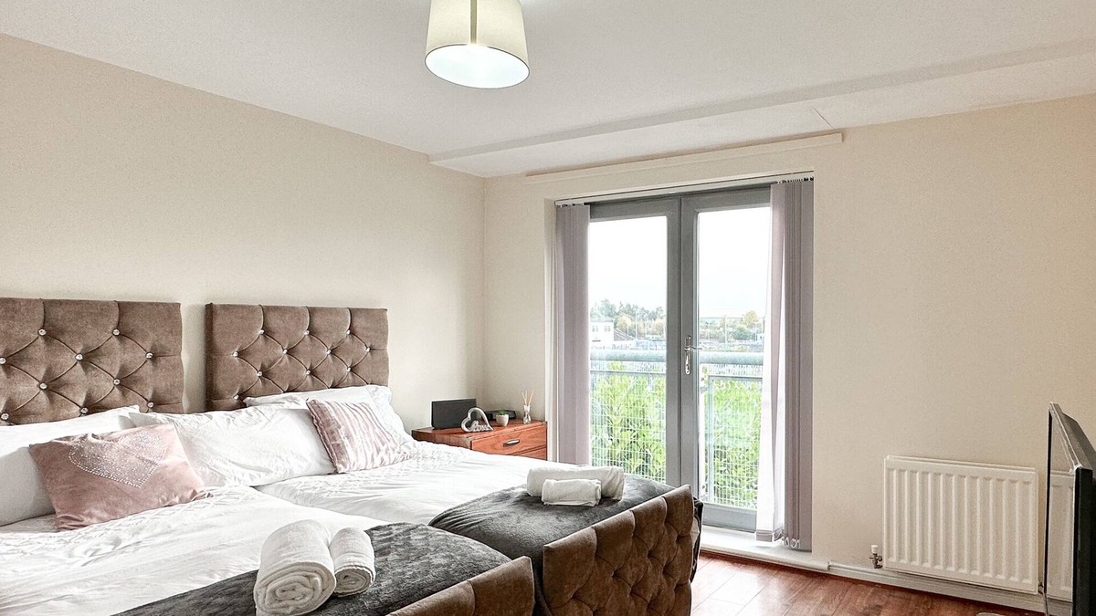 Belle Vue House | Modern 5-Bed Home near City Centre