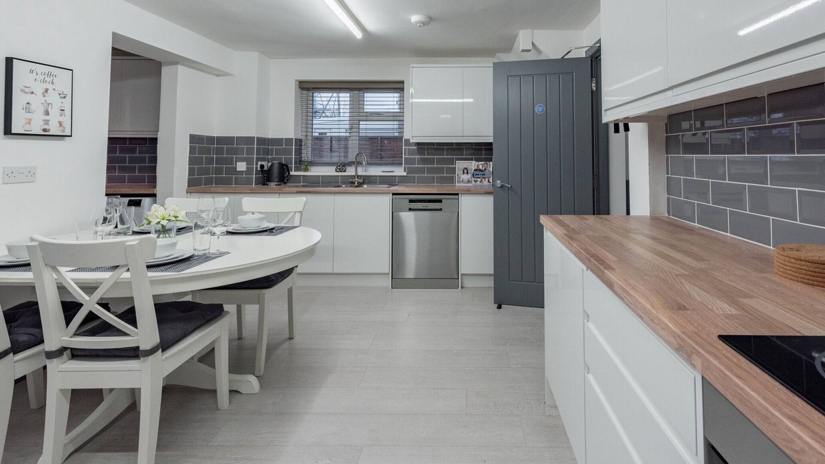 Bedford House | Modern 5 Bed House Perfect For Contractors