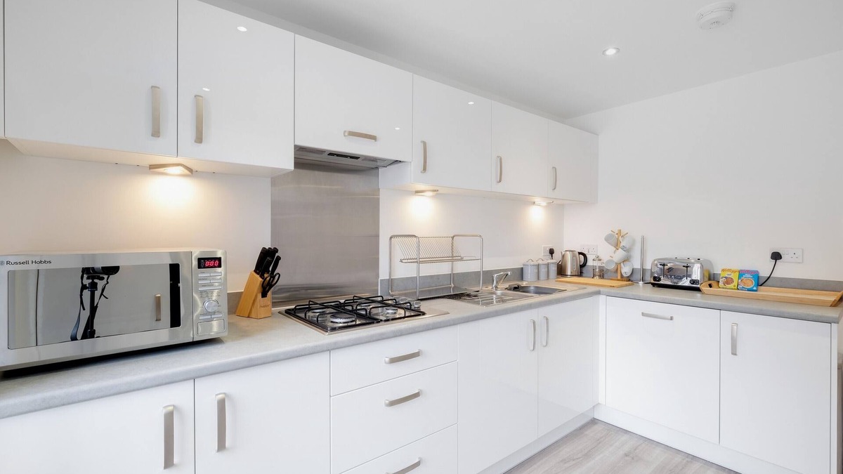 Aylesbury House | Modern 5 Bedroom 3 Bathroom Serviced House Aylesbury with parking