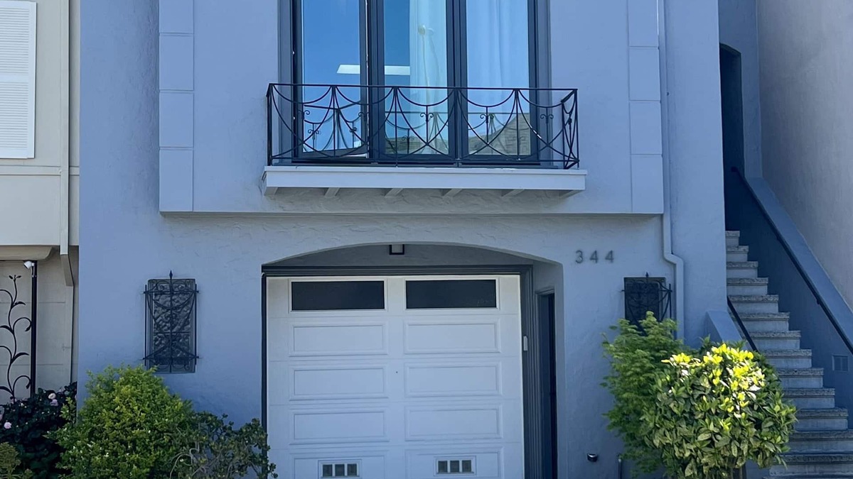 Lone Mountain House | Modern 5 Bedroom/4 Bathroom- Superb location!