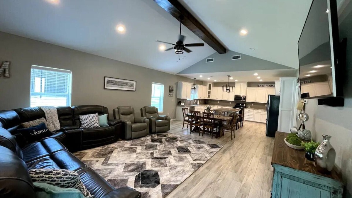 Zavalla House | Modern 5-BR Lake House w/Covered Parking