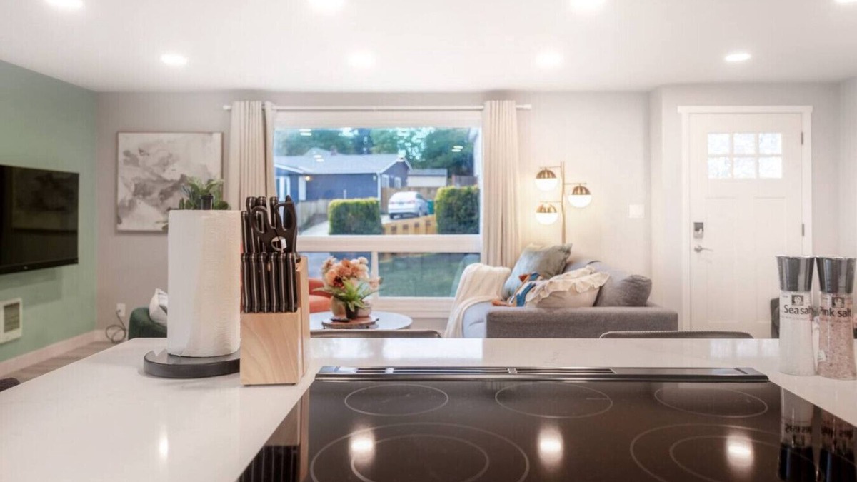 Bryn Mawr-Skyway House | Modern 5BR 3BA Remodeled Home with BBQ Backyard