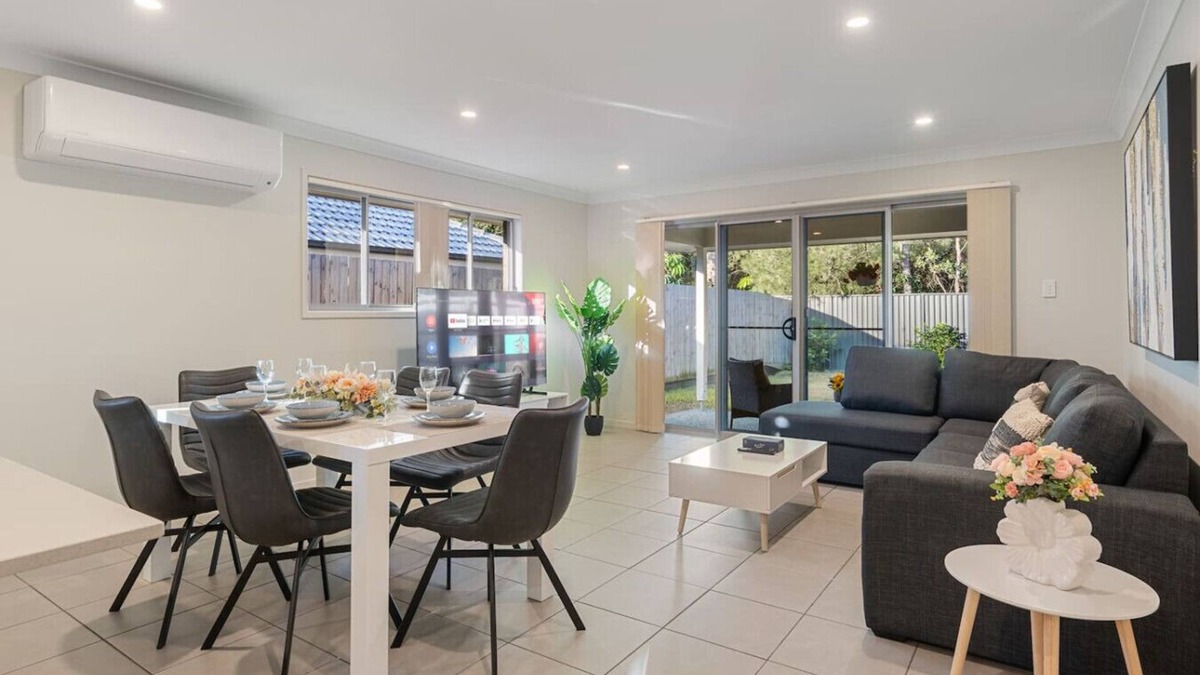 Park Ridge House | Modern 5BR Family Home in Peaceful Park Ridge