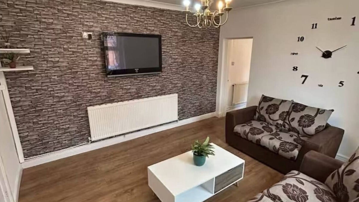 Wolverhampton House | Modern 5BR house near Wolves stadium| perfect for contractors and Families.