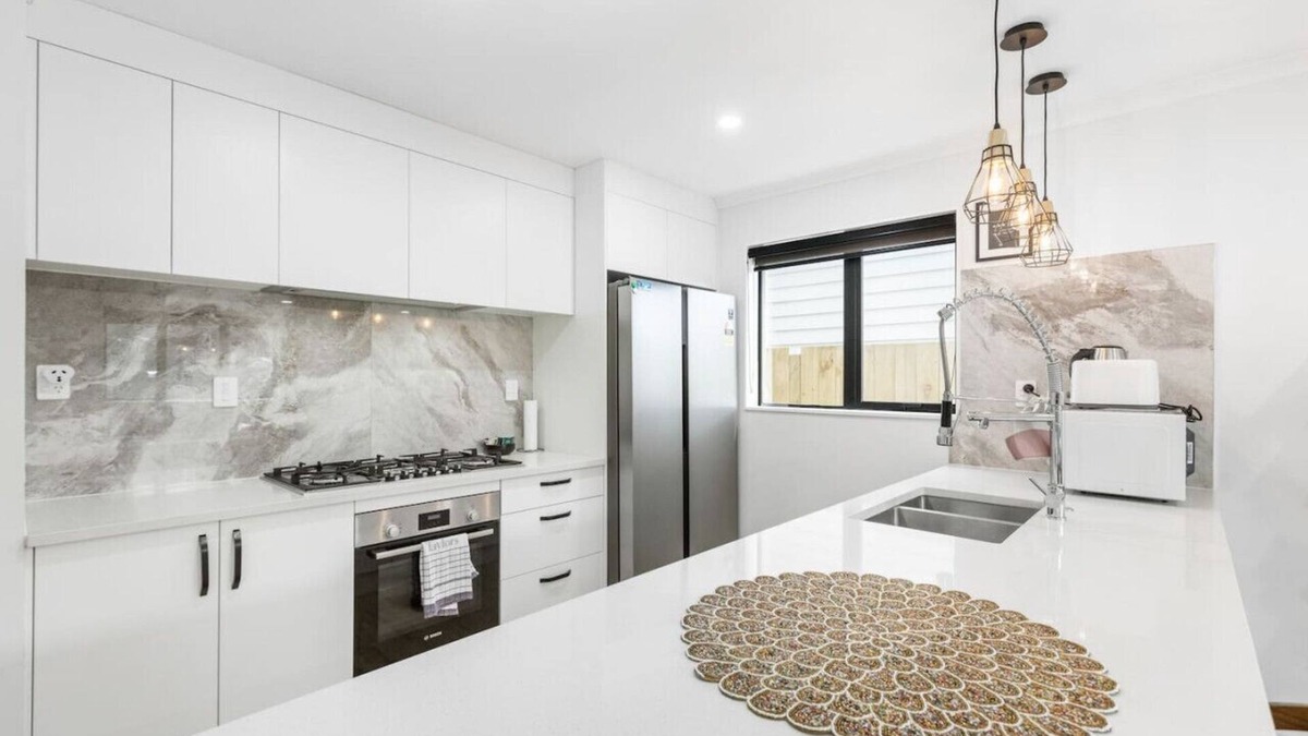 Mangere House | Modern 5BR in Mangere | 6 mins from the Airport
