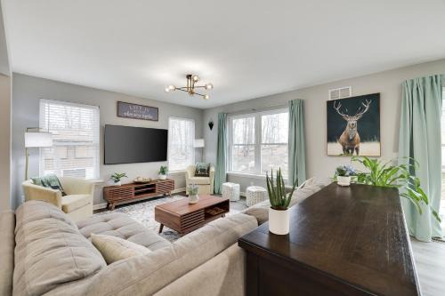 East Stroudsburg Villa | Modern 5BR, Kid-Friendly Home In Poconos with Pool Table