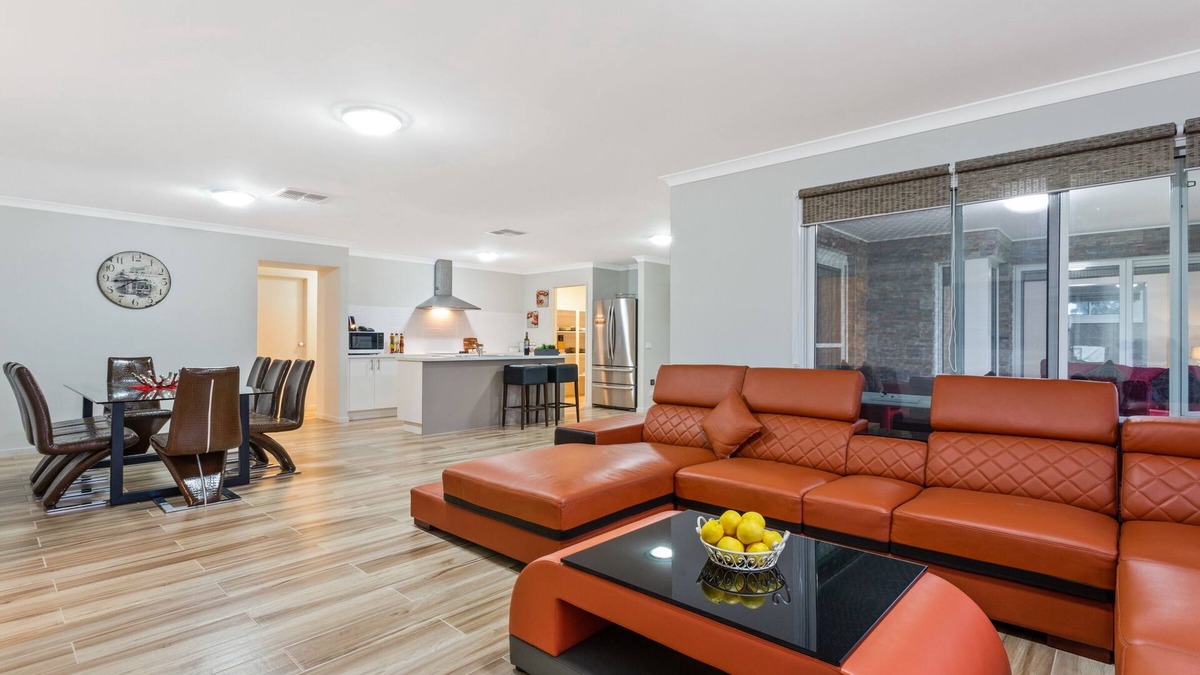 Bulla House | Modern 6 Bdrms, minutes to Airport, easy drive into City