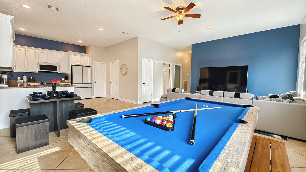 Northeast Houston House | Modern 6 Bedroom House with Tons of Games, BBQ, 2 85" TVs and Surround Sound!