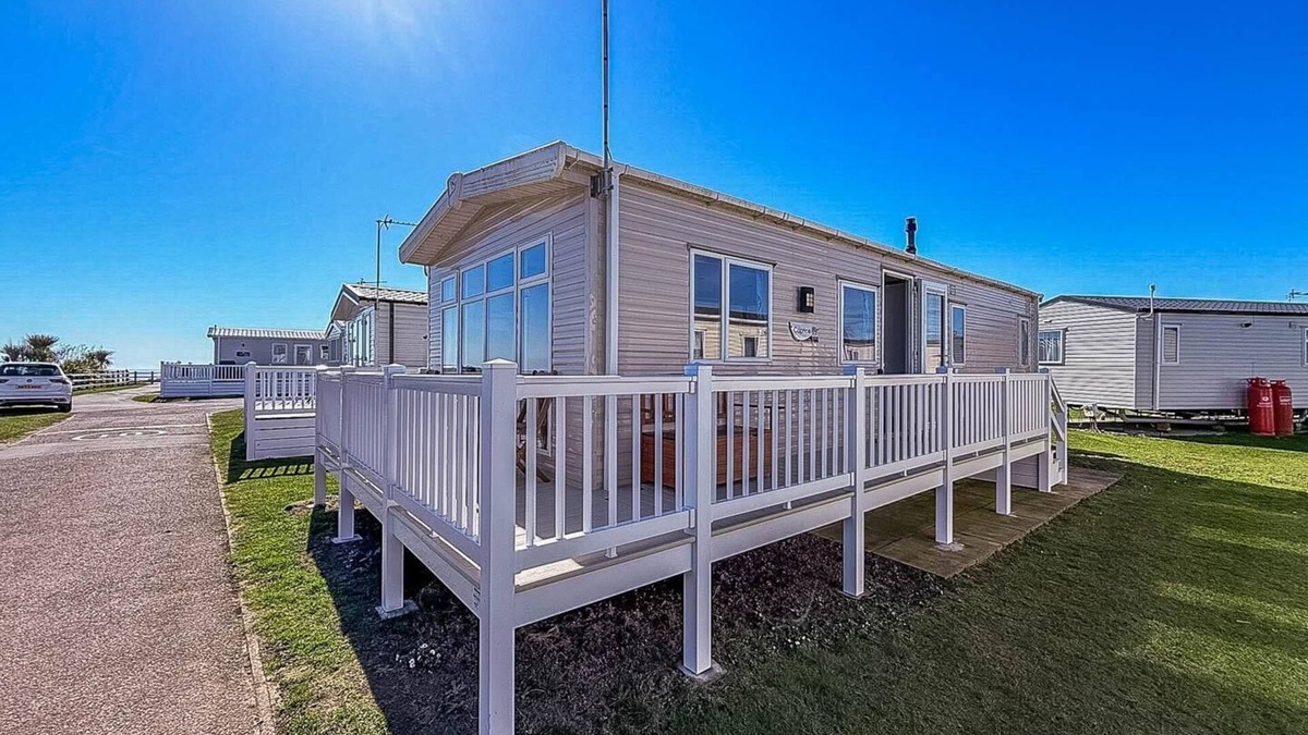 Pakefield House | Modern 6 berth caravan with free WiFi nearby Pakefield beach ref 68028CR
