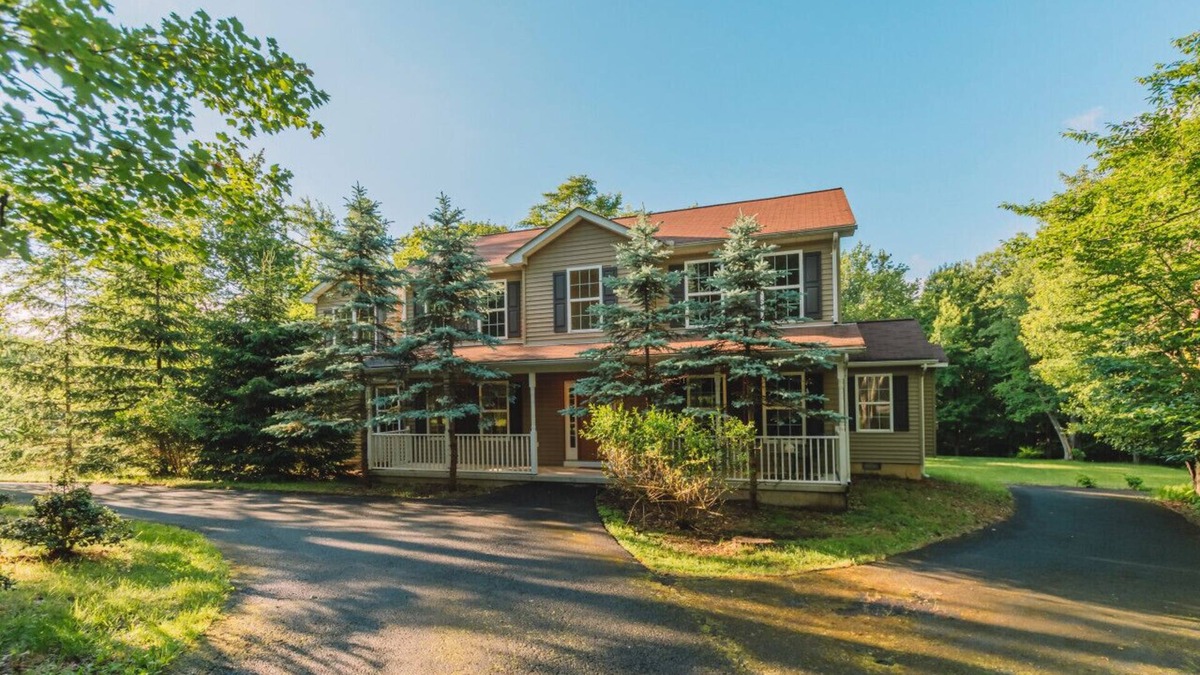 Pocono Summit House | Modern 6BR: Hot Tub, Sauna, Gameroom, Mins to Lake