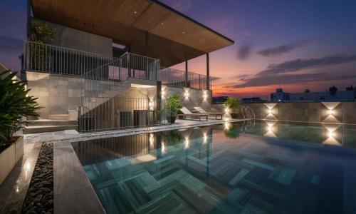 Ngu Hanh Son Villa | Modern 6BR Villa Rooftop Pool, Sauna & Elevator