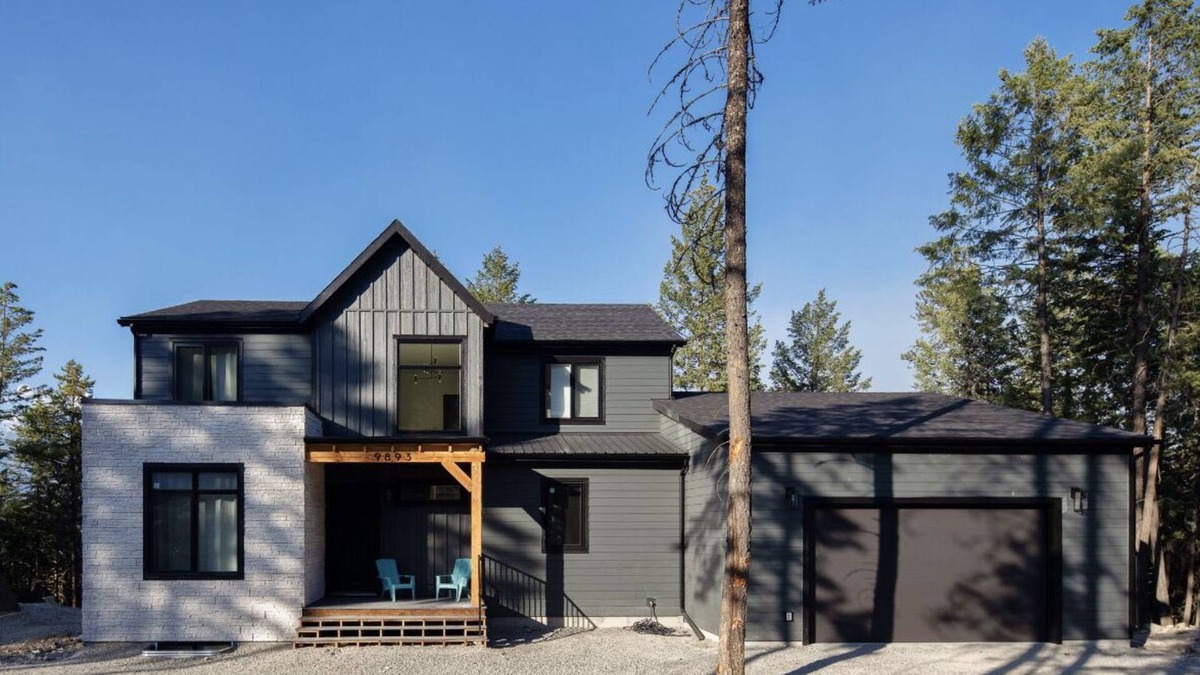 East Kootenay Cabin | Modern, 7 bedroom all-season cabin on Lake Koocanusa