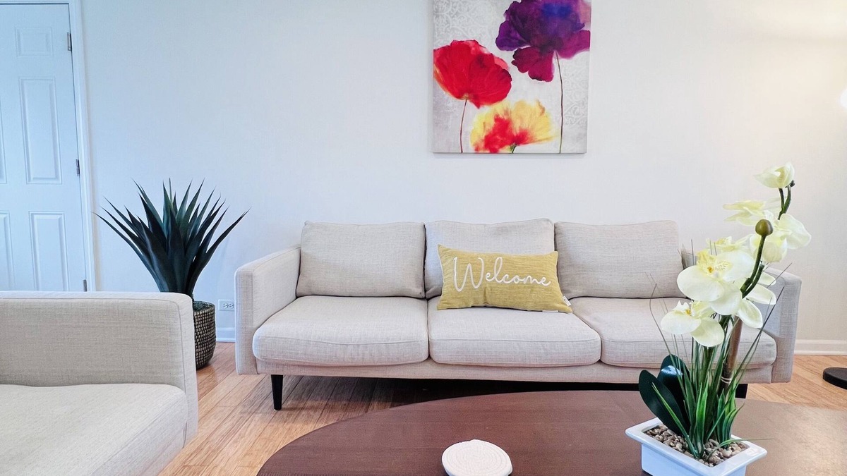 Elk Grove Village House | Modern Aesthetic 3br/1.5ba Family Haven w/Yard