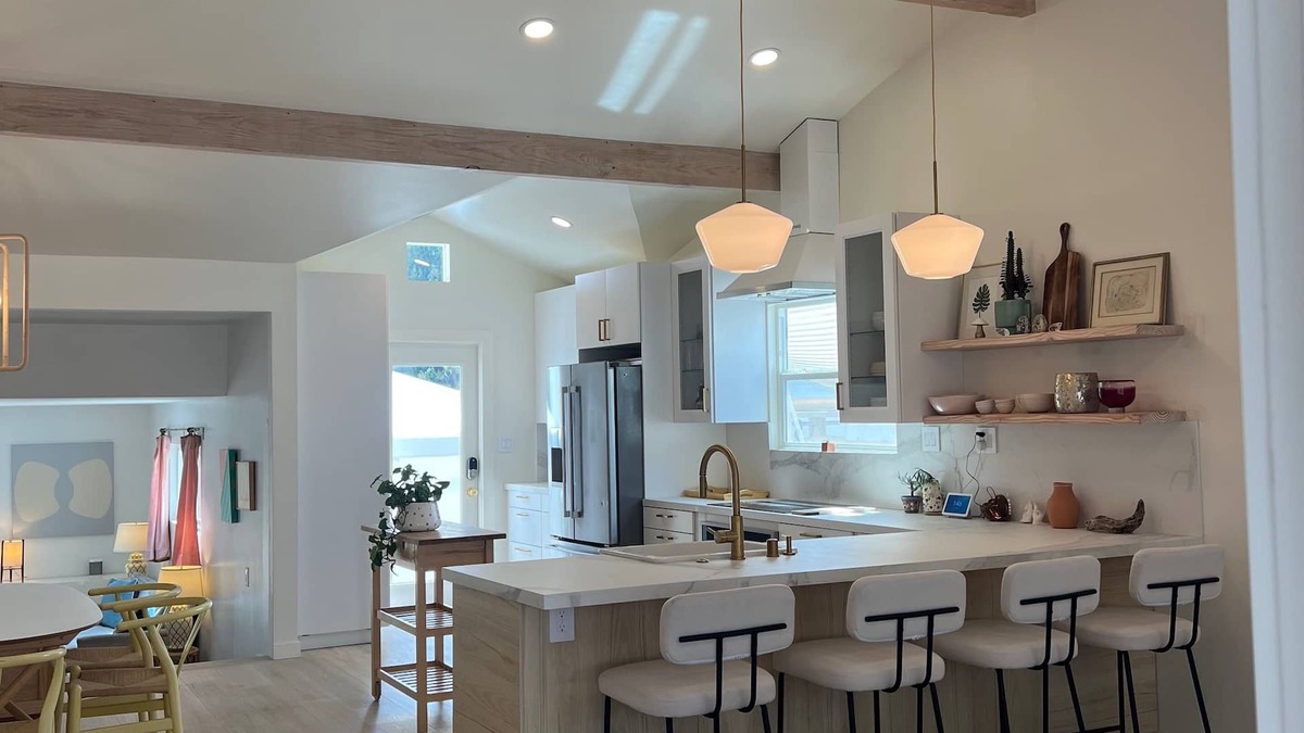 Sunset Park House | Modern Airy Santa Monica Beach House, Dog Friendly, Walk to Shops!