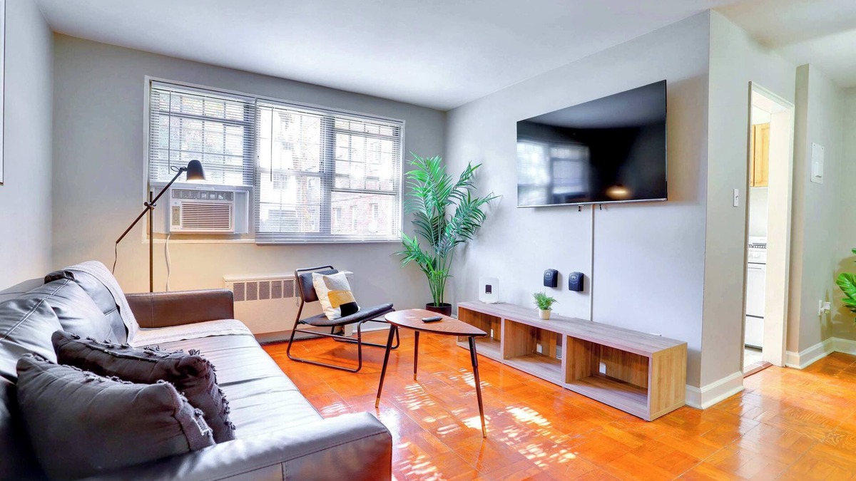 Jefferson Manor Apartment | Modern Alexandria Apt w/Gym
